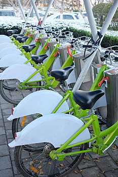整齐排列的电动公共自行车,共享单车