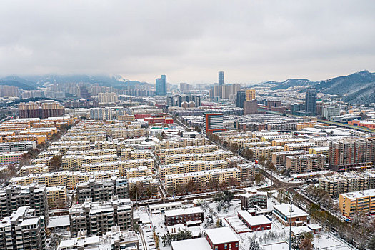 航拍雪后的济南都市风光