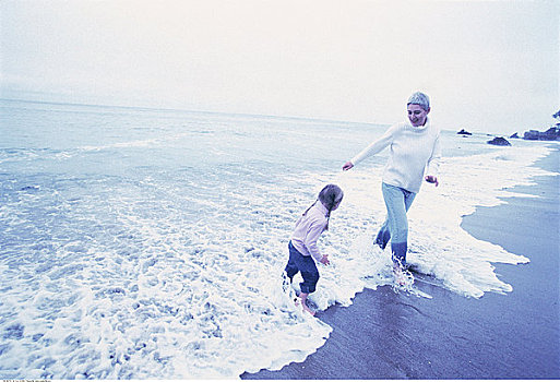 祖母,孙女,站立,海浪,海滩