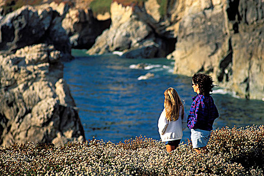 母女,看,海浪,悬崖,美国,1号公路,太平洋,海岸,大,加利福尼亚