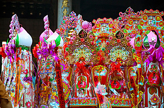 台湾台北著名的寺庙,百年历史的龙山寺,用来祈求平安的祭品寿桃塔