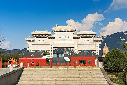 中国河南省登封少林寺中式石牌坊