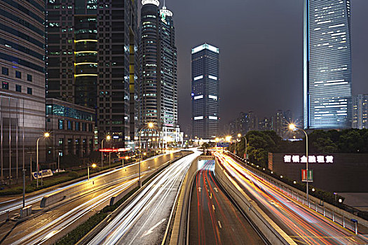 上海浦东陆家嘴繁忙的上下交叉马路的交通夜景