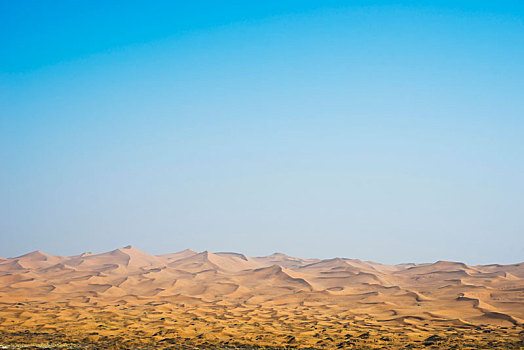 腾格里沙漠巨大的沙梁子