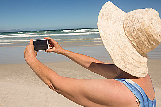 侧面视角,女人,拿着,手机,站立,海滩,晴天