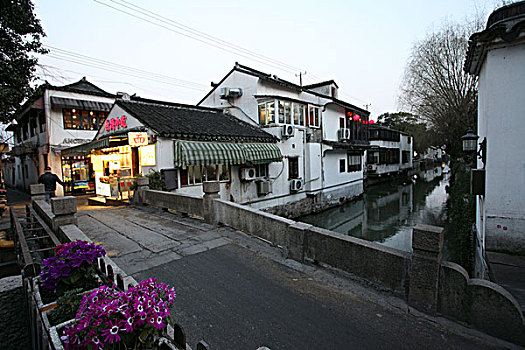 苏州,平江路,商业区,旅游区,居民区,住宅,商店,营业,小吃,绸缎,旗袍,亮化,灯光,橱窗,江南,风情,精致