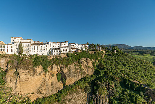 西班牙安达卢西亚著名小镇龙达悬崖边的景观
