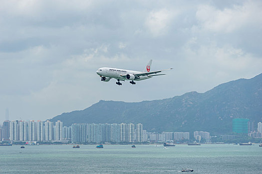 一架日本航空的客机正降落在香港国际机场