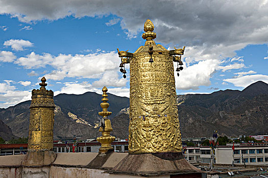 西藏拉萨小昭寺建筑铜钟
