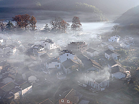婺源晨雾中的村庄