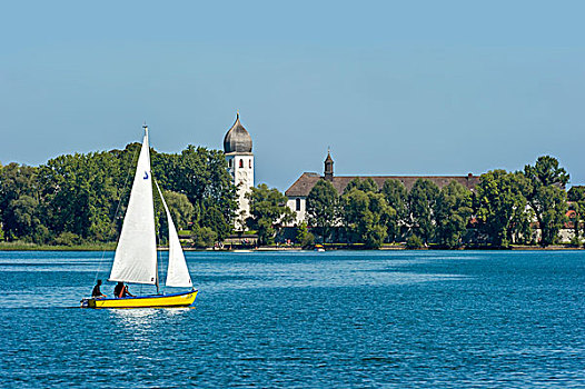 帆船,正面,钟楼,教堂,弗豪恩齐姆兹,岛屿,湖,基姆湖,齐姆高,上巴伐利亚,巴伐利亚,德国,欧洲