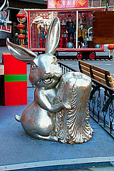 银色的兔子抱着白菜