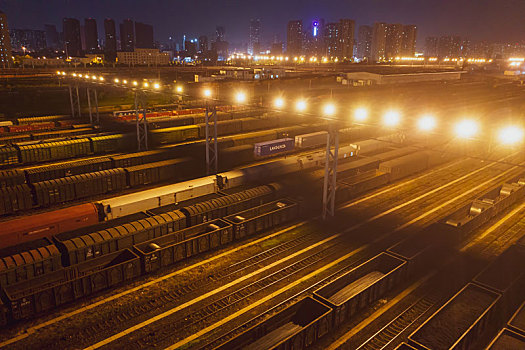 航拍河南郑州北站铁路编组站编组场货物列车夜景