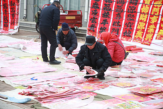 山东省日照市,春联年画开始热销,农村大集红红火火年味浓