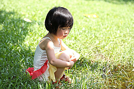 草地上的小女孩