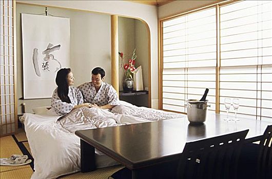 日本人,坐,夫妇,床上,客房,香槟,桌上