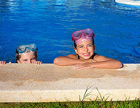 蓝眼睛,孩子,女孩,蓝色背景,游泳池,池边,微笑