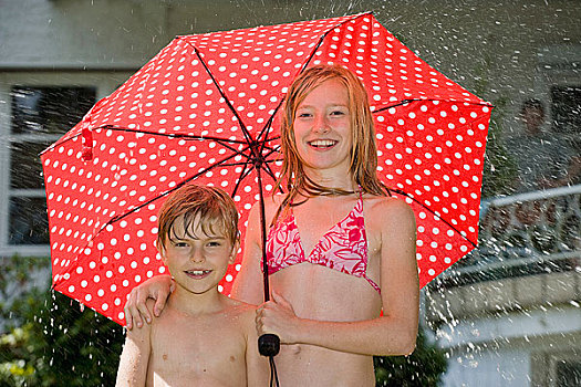 两个孩子,站立,伞,泳衣