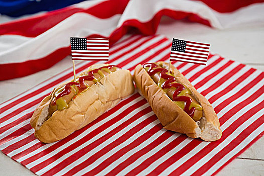 美国国旗,热狗,木桌子,特写