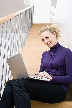 中年,女人,坐,楼梯,笔记本电脑
