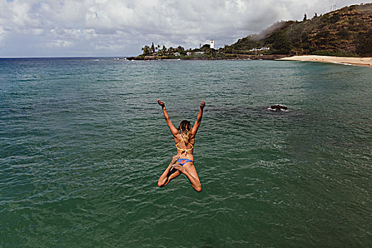 后视图,女人,跳跃,海洋,瓦胡岛,夏威夷,美国
