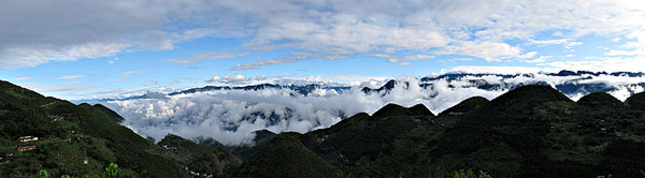 巫溪云台山清晨雨过天晴的云雾全景图