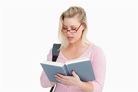 严肃,女人,读,书本,戴着,眼镜