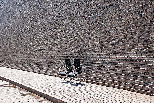 陕西省西安古城墙与椅子
