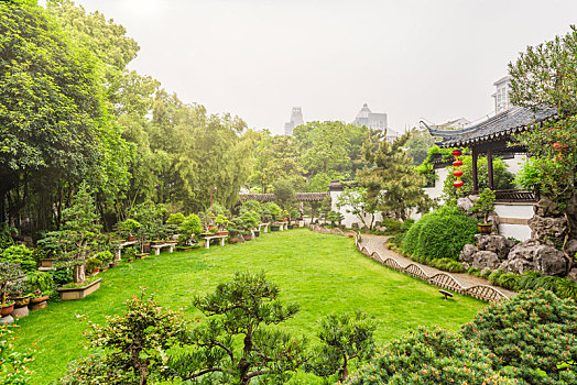 中国江苏南京瞻园景区的盆景园和翼然亭
