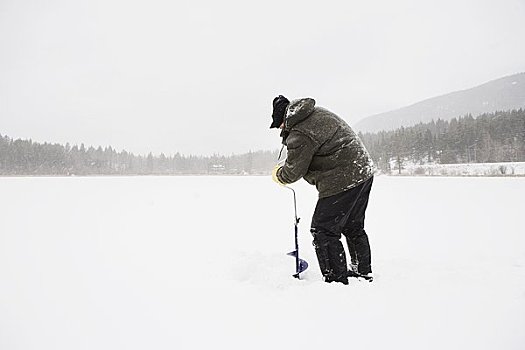 男人,冰上钓鱼,靠近,不列颠哥伦比亚省,加拿大