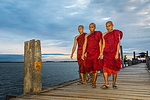 僧侣,柚木,桥,乌本桥,湖,傍晚,阿马拉布拉,曼德勒省,缅甸,亚洲