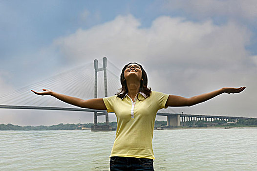 女人,站立,伸展胳膊,桥,背景,河,加尔各答,西孟加拉,印度