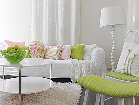 白色,沙发,淡色调,散落,垫子,果盘,茶几,椅子,相配,脚凳