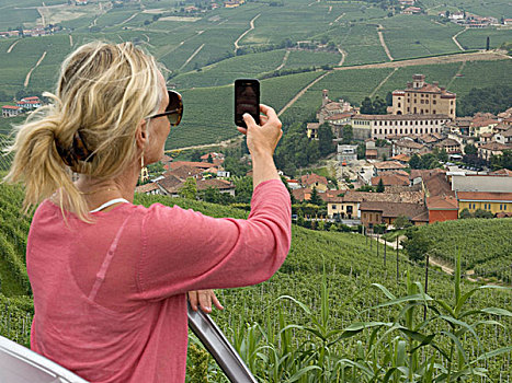 意大利,巴罗洛葡萄酒,女人,摄影,城镇风光,相机,电话