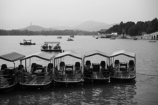 黑白摄影之颐和园昆明湖游船