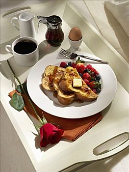 早餐托盘,法国吐司,草莓,煮蛋,咖啡