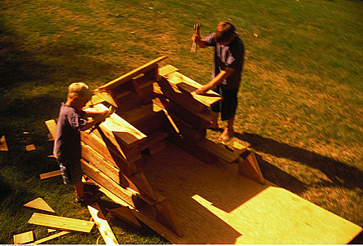 两个男孩,建筑,木质,堡垒,室外