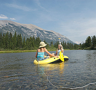 女孩,10-11岁,溪流,充气筏,加拿大,艾伯塔省