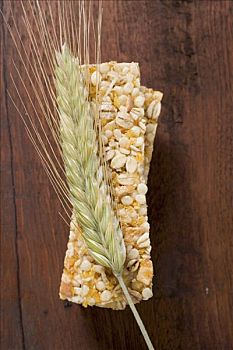 什锦条糕,穗,大麦,木质背景