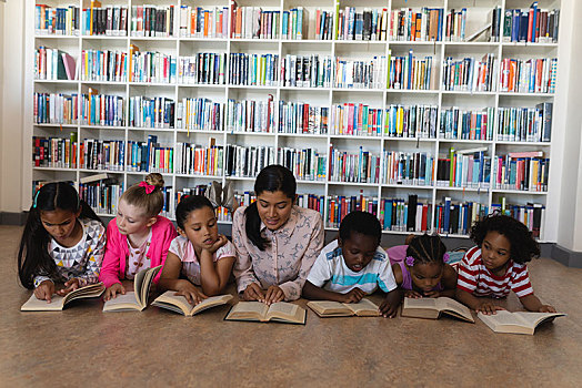 女性,教师,小学生,读,书本,躺着,地面,学校,图书馆