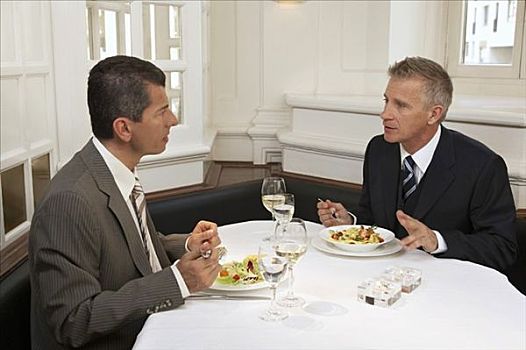 两个男人,讨论,上方,午餐,餐馆