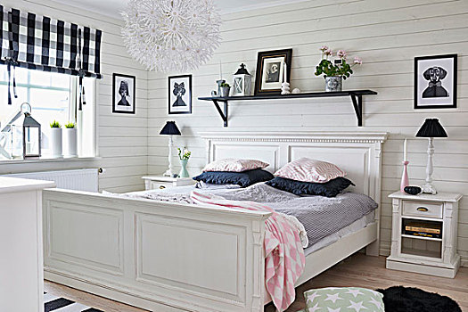 白色,老式,木质,床,仰视,黑色,架子,木墙,台灯,床边,柜子,乡村,卧室