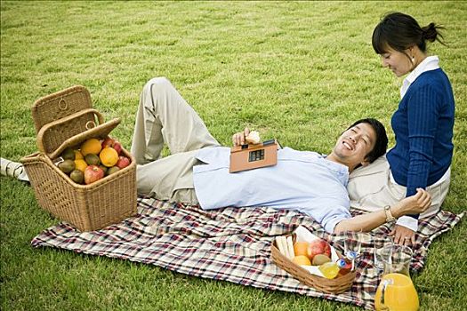 男人,躺著,女人,野餐,戶外