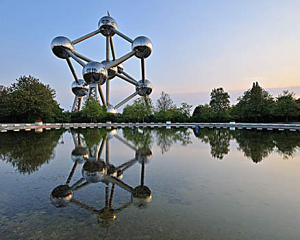 反射,原子塔,建筑,水中,布鲁塞尔,比利时