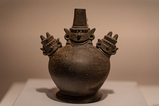 秘鲁西坎国家博物馆藏西坎文化三神首陶瓶