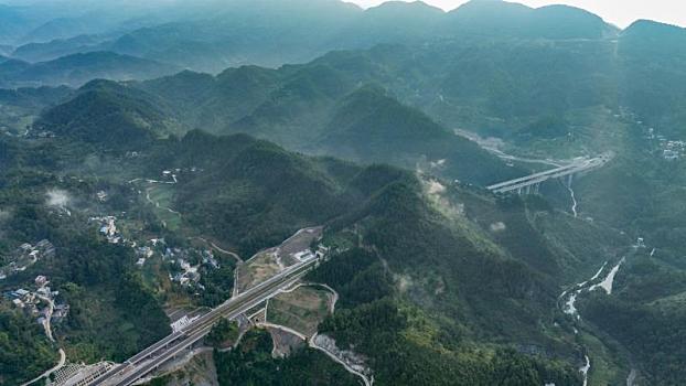 重庆酉阳,完善高速路设施,乡村最美秋景