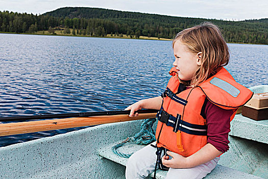3岁,女孩,橙色,救生衣,坐,摩托艇,钓鱼,瑞典