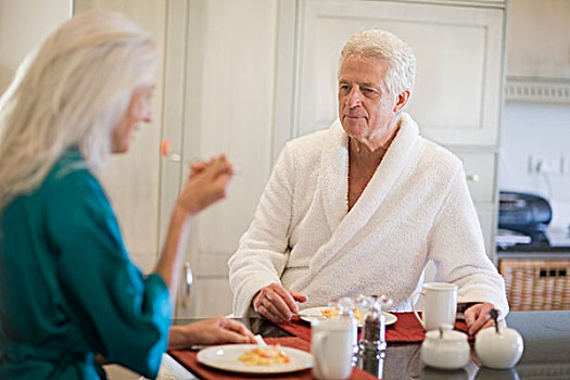 老年,夫妻,浴袍,早餐