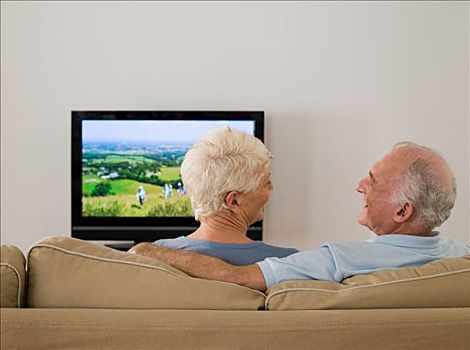 老年,夫妻,看电视,交谈