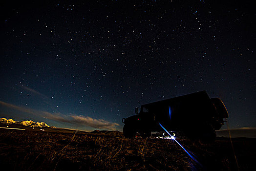 星空下的越野车